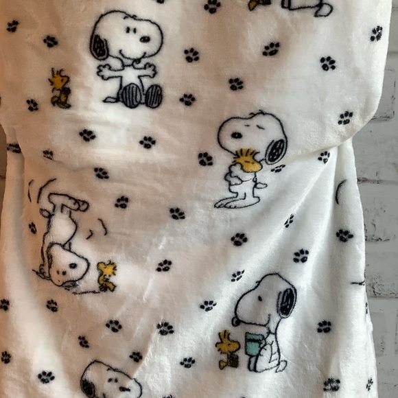 PEANUTS Snoopy Playing With Woodstock Throw - Picture 5 of 6